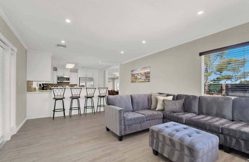 Enterprise House | Spacious 4BR+Den w/Pool, Jacuzzi, BBQ, Near Strip