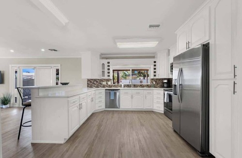 Enterprise House | Spacious 4BR+Den w/Pool, Jacuzzi, BBQ, Near Strip