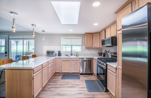 Fletcher Hills House | Spacious 4BR + Loft - Fletcher Hills Retreat
