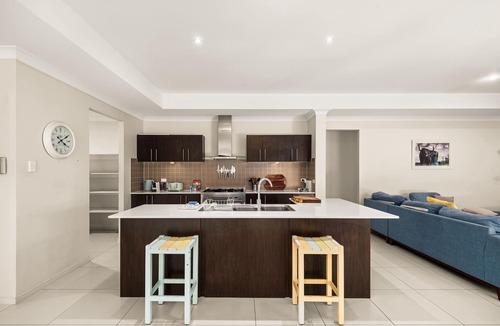 Nerang House | Spacious 5-Bed Retreat with Hot Tub & Pool