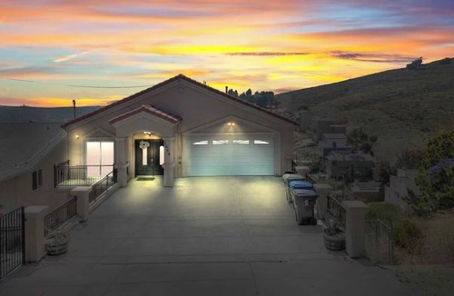 La Presa House | Spacious 5-bedroom house in welcoming Spring Valley with AC, WiFi