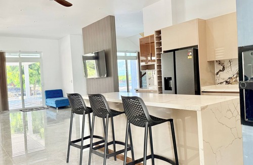 Wailoloa House | Spacious 5-bedroom bungalow in charming Fantasy Island, Nadi