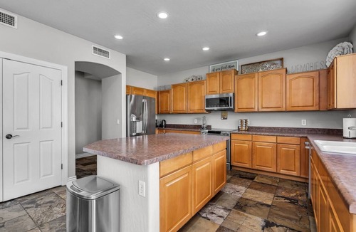 Gateway Ranch House | Spacious 5 BR, 3.5 BA, 4000+sf, WiFi, Pool,Hot Tub