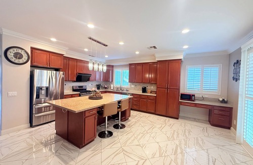 Eastvale Downs House | Spacious 5BR Home/9 Beds/3 Kings/Large Yard