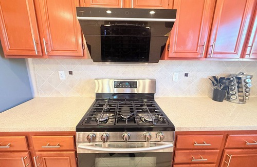 Eastvale Downs House | Spacious 5BR Home/9 Beds/3 Kings/Large Yard