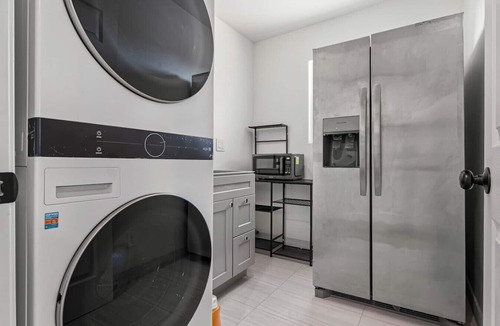 Hayward House | Spacious 6-BR Home in Hayward with A/C &Parking