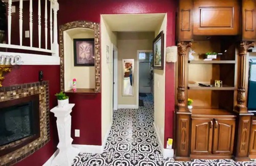 Atwater House | Spacious 7 BR home- king beds - sleeps 15- free parking -safe quiet neighbrhood