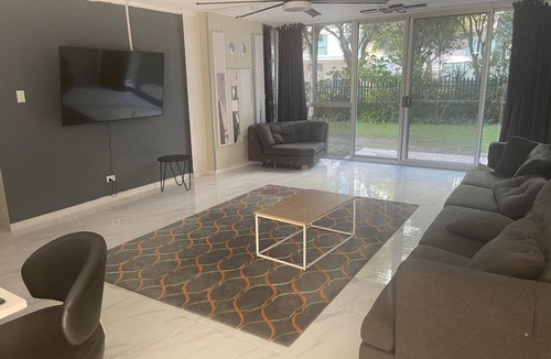 Southport Apartment | Spacious +7 Guest Beachfront Unit