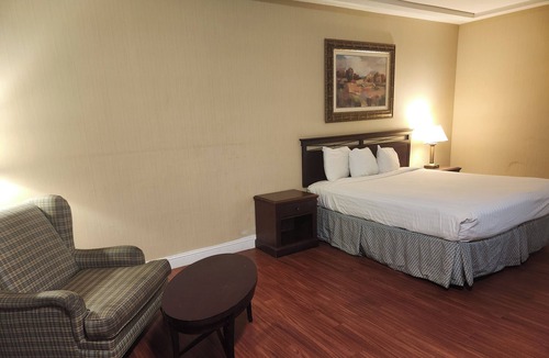 Raisin Hotel | Spacious bedroom hotel in superb Fresno with AC comfort