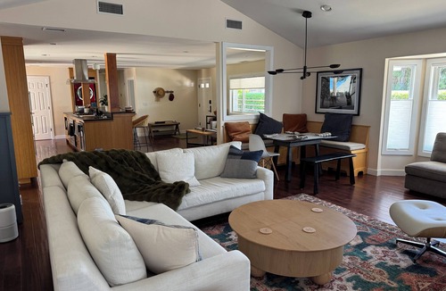 Santa Barbara House | Spacious contemporary house in the heart of Los Olivos