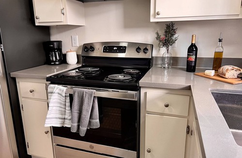 Burlingame Apartment | Spacious Downtown Burlingame Apt. with Driveway Parking & Private Patio 1/1