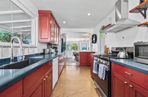 Ridgeview - Webster House | Spacious Escape 4BR - Guesthouse, Hot Tub + Games