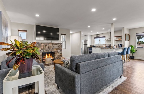 Valencia Park House | Spacious Family Retreat Game Yard 15 Min to DT