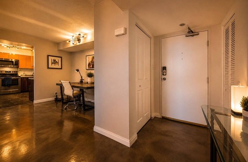 Las Vegas Condo | Spacious High Rise 2BR, 3 mins from Sphere, Convention & Strip Pool/Hot Tub