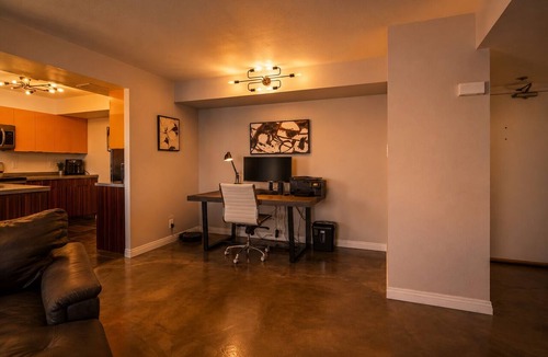 Las Vegas Condo | Spacious High Rise 2BR, 3 mins from Sphere, Convention & Strip Pool/Hot Tub
