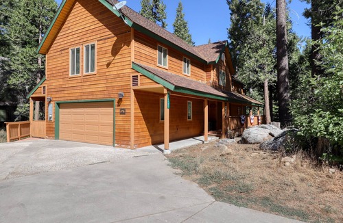 Sierra Cedars Cabin | Spacious Home w/ Epic Game Room, WiFi, Big Outdoor Deck - Near Lake & Slopes