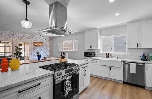Oak Park House | Spacious Home w/Hot Tub & Games 11 Min from Downtown