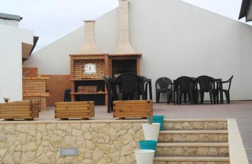Atalaia House | Spacious House in Atalaia with Shared Pool