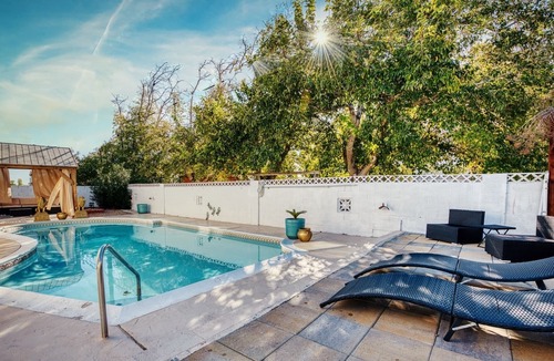 Winchester House | Spacious Luxurious Home 8 minutes from LV strip, 5bed w/ Gym, Pool, Full Kitchen