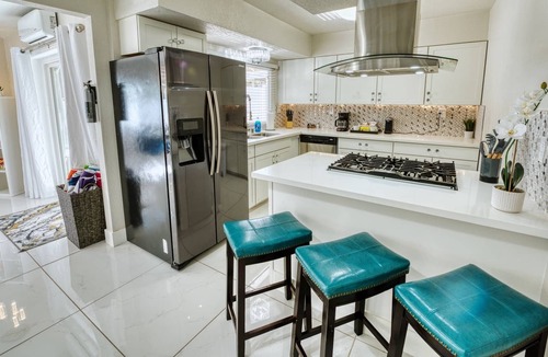 Winchester House | Spacious Luxurious Home 8 minutes from LV strip, 5bed w/ Gym, Pool, Full Kitchen