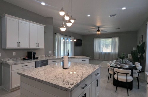 Rovey Farm Estates House | Spacious Luxury Retreat in the Heart of Glendale with All Amenities