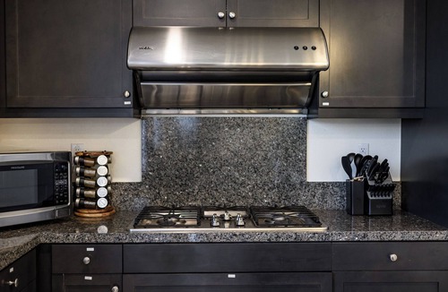 Ontario House | Spacious modern/6BR/8 Beds/3 king beds/Foosball table