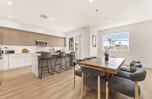 Beverly Hills House | Spacious Modern LA Home for Groups & Families