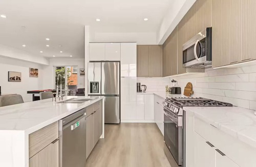 Beverly Hills House | Spacious Modern LA Home for Groups & Families