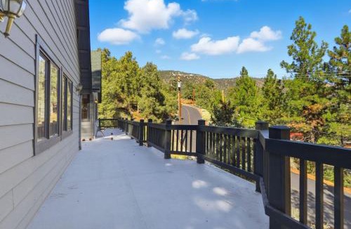 Pine Mountain Club Villa | Spacious Mountain Getaway Game Room & Gazebo