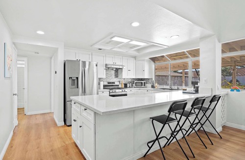 Valinda House | Spacious Retreat Near Iconic LA Sights w/Comforts
