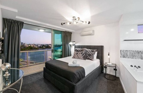 Brisbane Central Business District Apartment | Spacious River view 3 Bdrm Apt with 2 Car spaces
