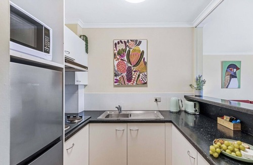 Mount Ommaney Bed & Breakfast | Spacious Room with Kitchen,WiFi, Easy Access 2 CBD