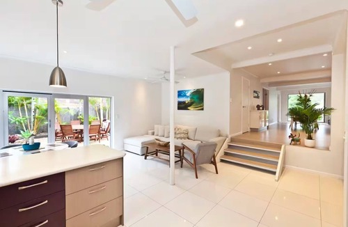 Burleigh Waters House | Spacious & Secure Family Beach Oasis