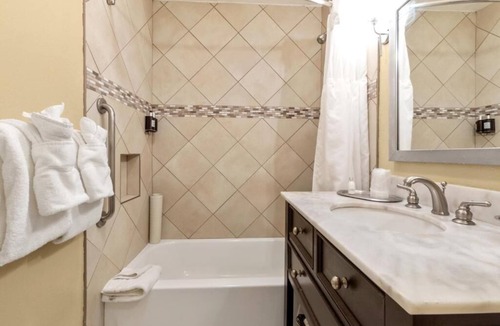 Corte Madera Hotel | Spacious Stay Near Golden Gate | Outdoor Pool | Free Parking | BBQ Area