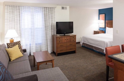 San Bernardino House | Spacious Studio w/ Full Kitchen, Continental Breakfast, Self Parking & Gym!