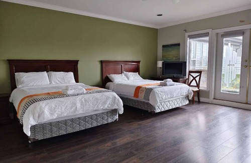 Richmond Bed & Breakfast | Spacious Vancouver Airport Blueberry Manor | Near YVR & Skytrain