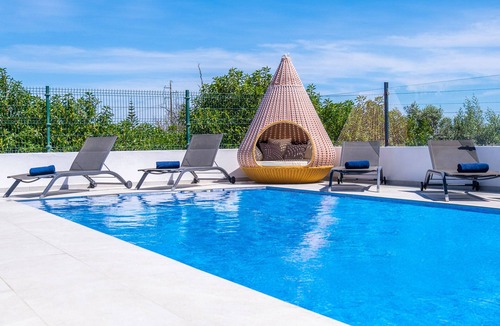 Pera Villa | Spacious Villa: Jacuzzi, Cinema & Heatable Pool