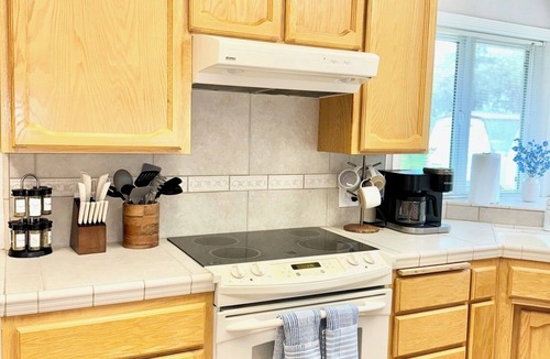 Oakhurst House | Spacious Yosemite Lodge –Arcades + EV Charger + 3B2B + Private 1 Acre +Game Room