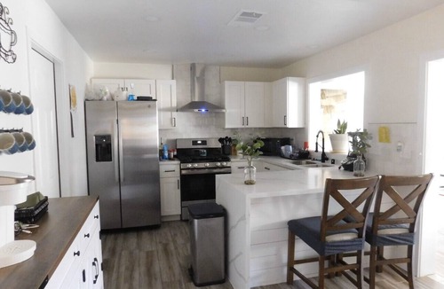 Sunrise Manor House | Specials! 3 Bed, Sleeps 7, Quiet, Comfortable, 12 min to The Strip Great Local!
