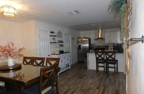 Sunrise Manor House | Specials! 3 Bed, Sleeps 7, Quiet, Comfortable, 12 min to The Strip Great Local!