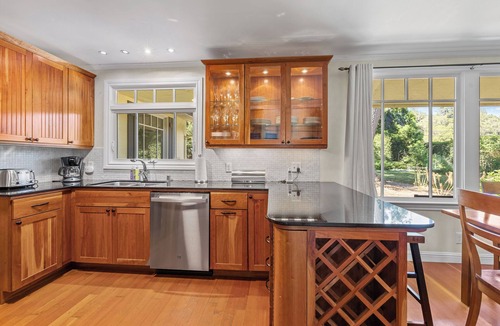 Healdsburg House | Spectacular Vineyard View! SPA, Close to Plaza!- 3br/2ba (up to 8 guests)