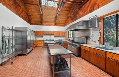 Albion House | Spirit Camp Redwood Retreat for 25-50+ Guests! 10 min. from Town of Mendocino
