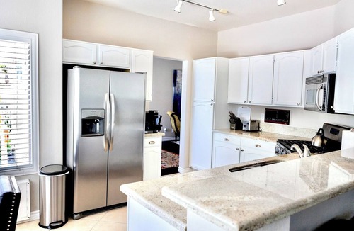 Green Valley House | SPLASH into FUN! HTD POOL FIre Pit, BBQ, PET OK 10 Min to Strip