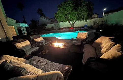 Green Valley House | SPLASH into FUN! HTD POOL FIre Pit, BBQ, PET OK 10 Min to Strip