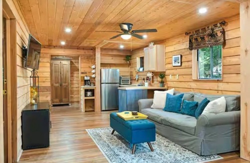 West Village House | Spring Discount! Heart of Shaver! - BBQ & Sleeps 6