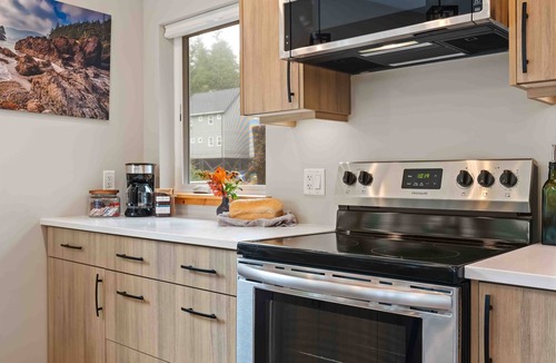 Ucluelet Cabin | SS#3 Paddler - Cozy and Modern w/Spring Cove View