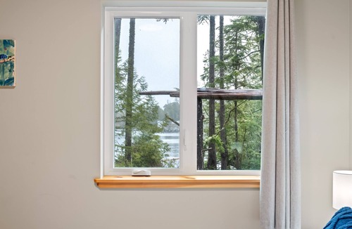Ucluelet Cabin | SS#3 Paddler - Cozy and Modern w/Spring Cove View