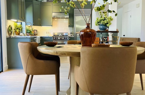 St. Helena House | St. Helena luxury and chic townhouse, sunny, private and best walking location.