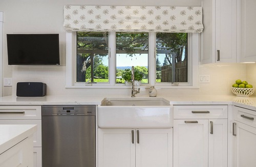 St. Helena House | St. Helena with Beautiful Vineyard View near Main Street