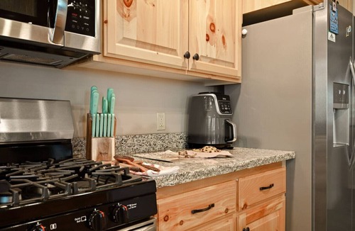 Woodlands Cabin | Starlight Haus, New 3BR w/EV Charger & Fireplace